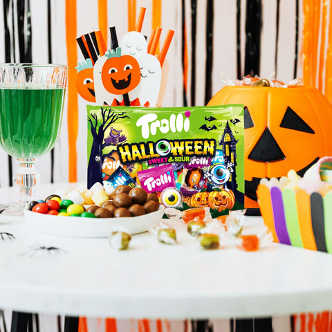 Trolli Halloween Süßigkeiten-Mix 360g auf einem dekorierten Tisch mit Kürbis und Halloween-Deko